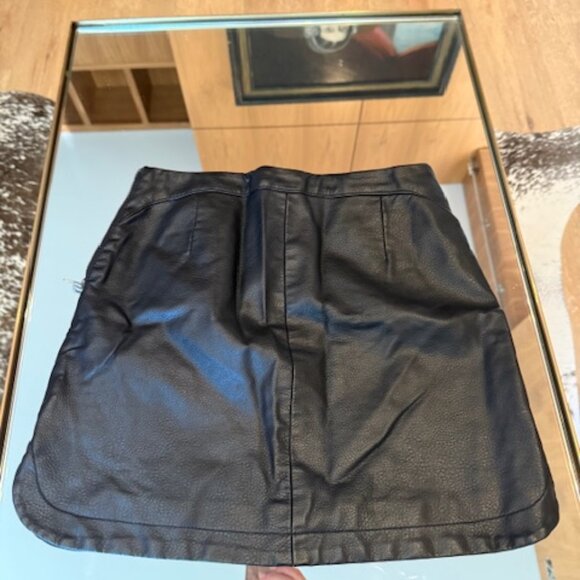 Pre-loved Black Pleather Mini Skirt with Zipper Pockets - Size XS - Picture 2 of 3